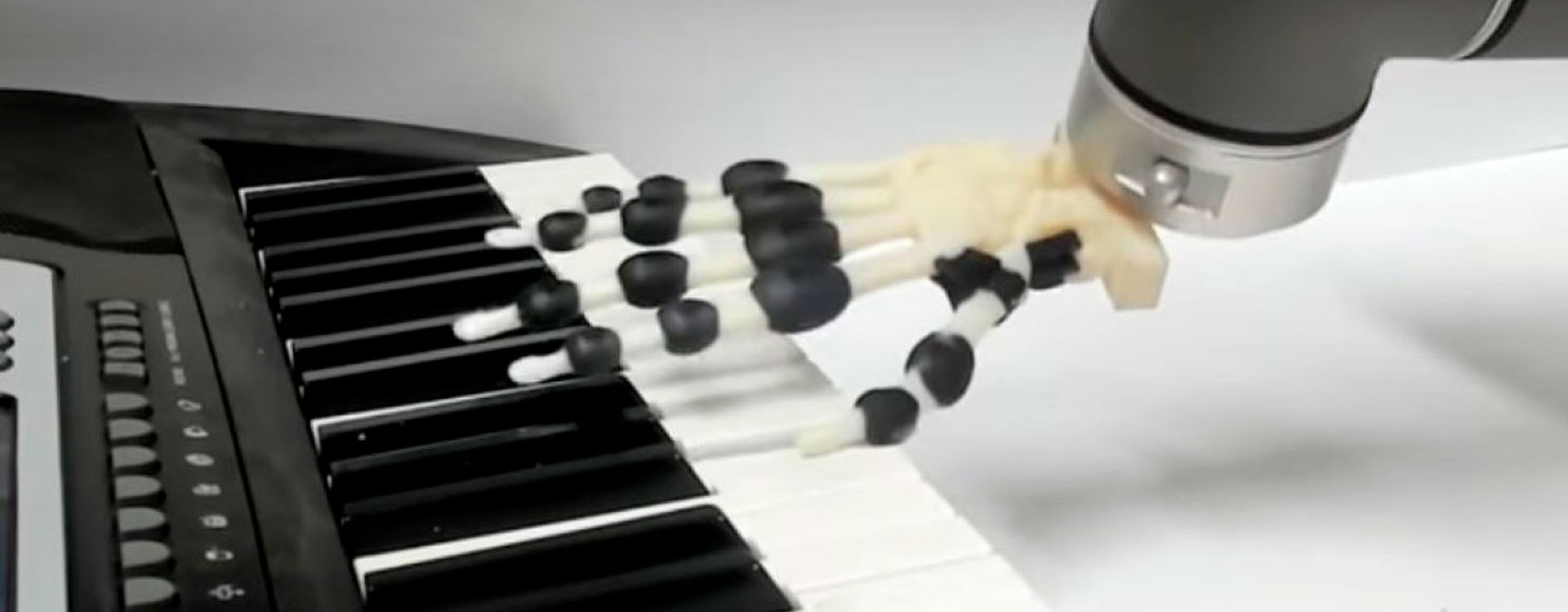 3D-напечатанная роботизированная рука играет праздничные мелодии на фортепиано